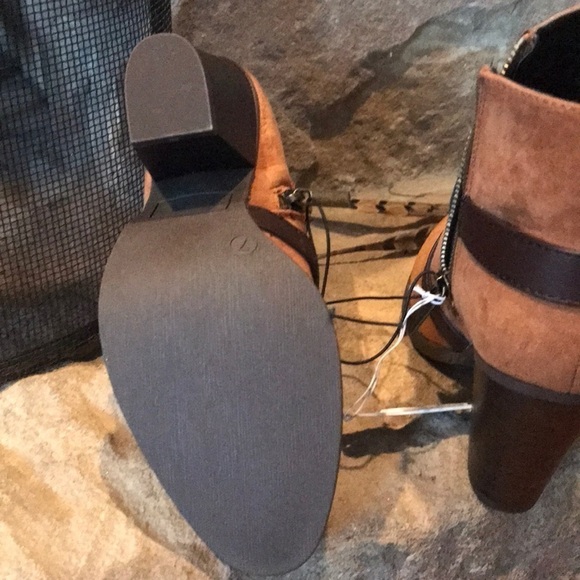 Tan/butterscotch colored booties, faux suede - Picture 4 of 4